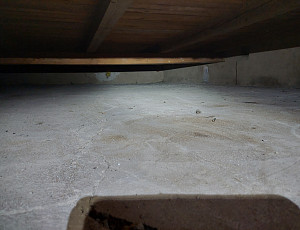 Zateplení řadového domku s pultovou střechou pomocí foukané izolace